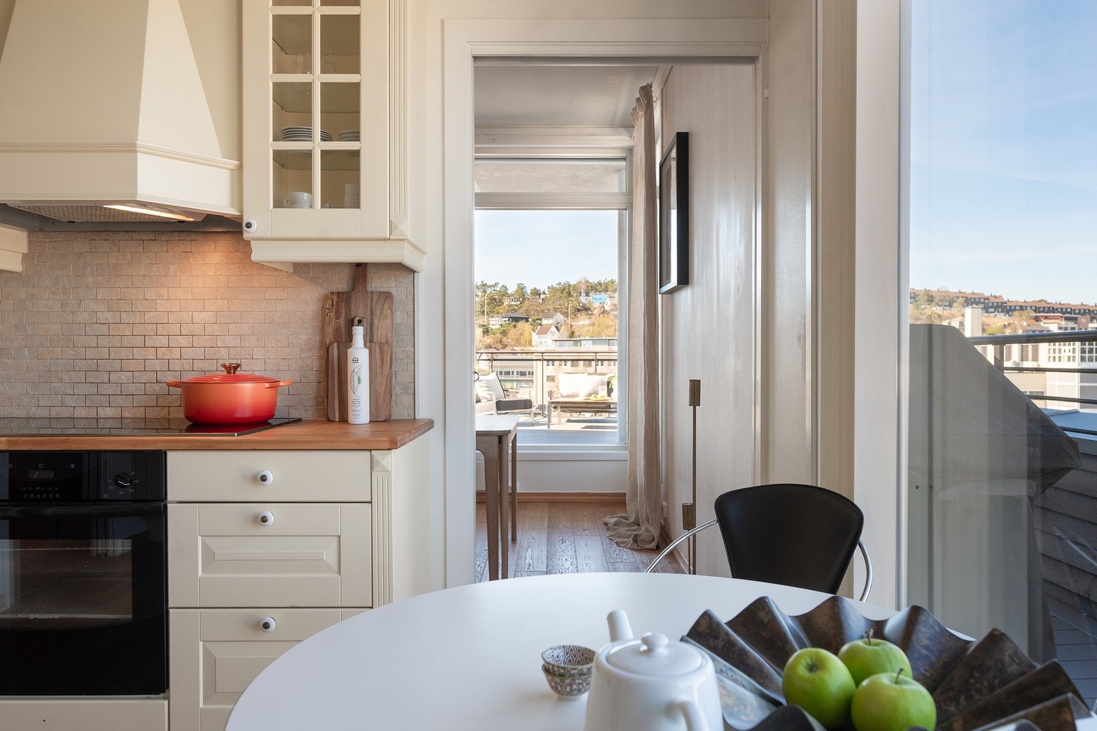 Fra kjøkkenet er det utgang til terrassen. Galleribilde