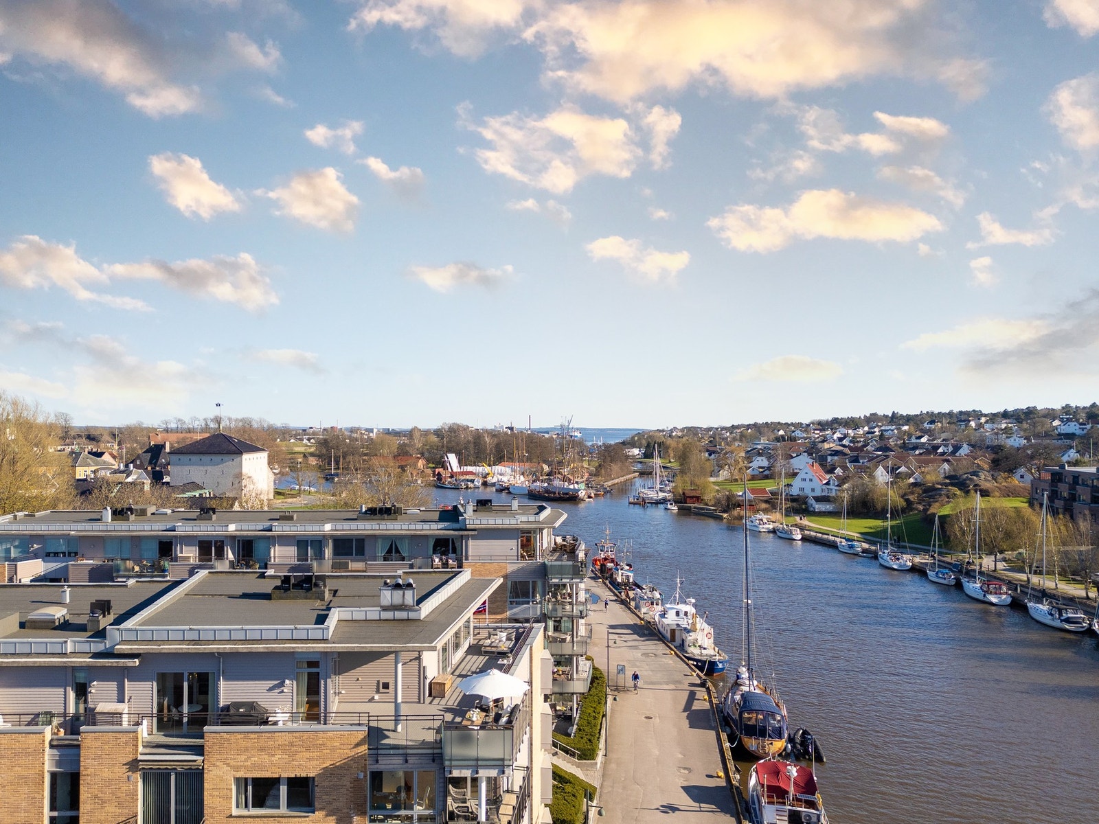 Her har du nesten 300m² å bevege deg på, fordelt på 181m² leilighet, og 116m² terrasse med sol hele dagen Galleribilde