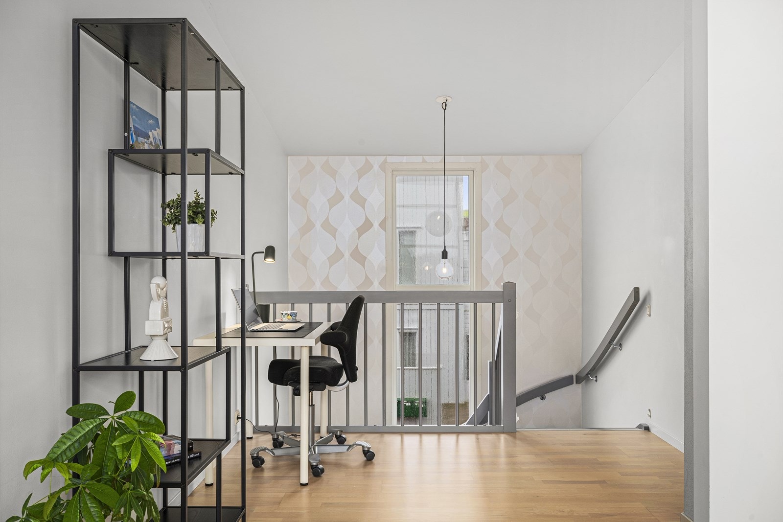 I gange oppe er det muligheter for å lage en liten kontorplass Galleribilde