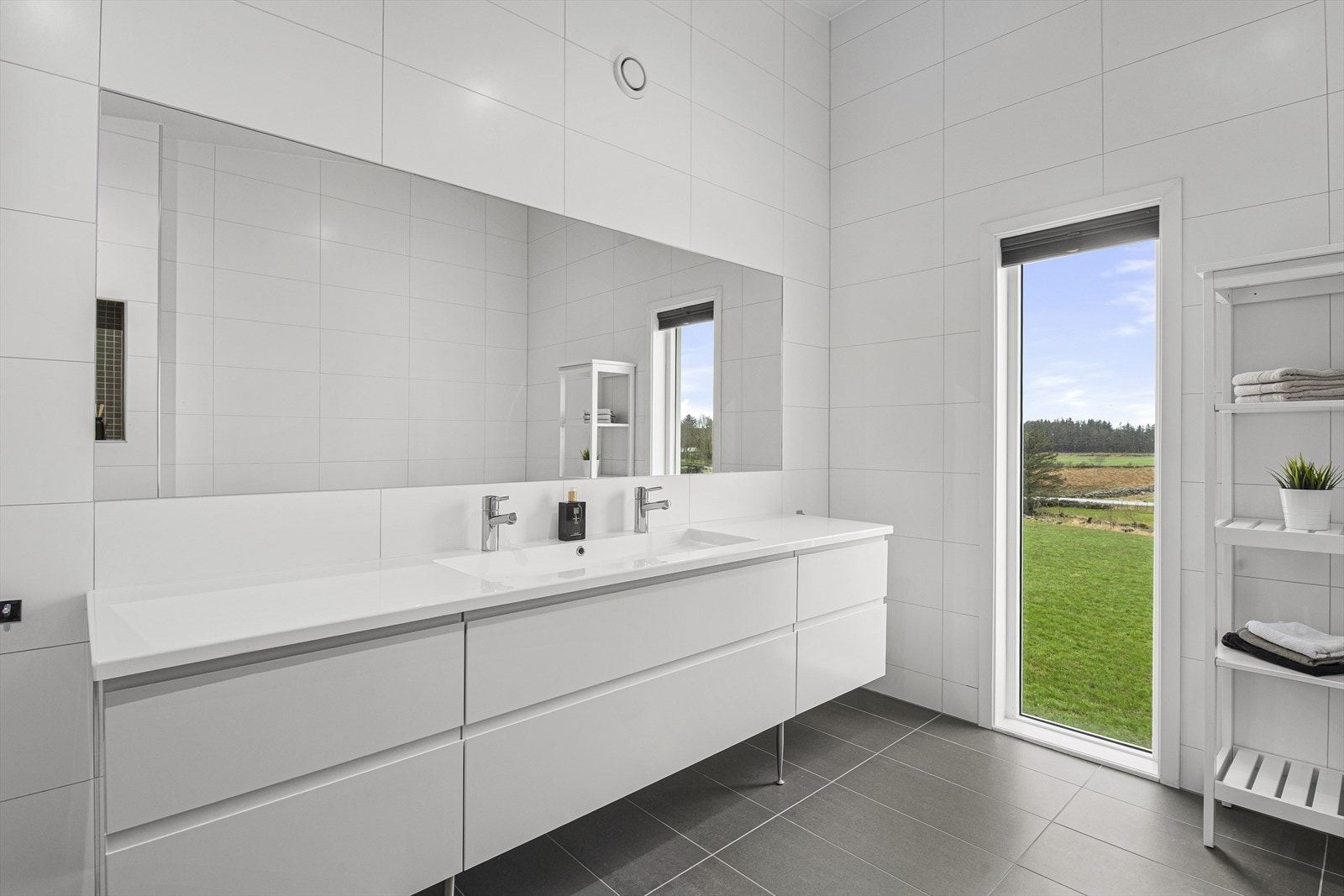 Fantastisk utsikt fra badet, samtidig som man får inn godt naturlig lys Galleribilde