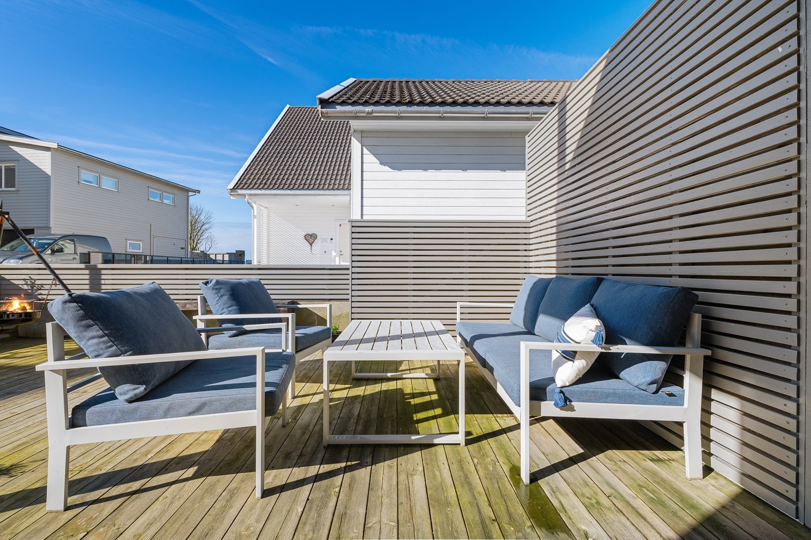 Solrik terrasse med flere møbleringsmuligheter Galleribilde
