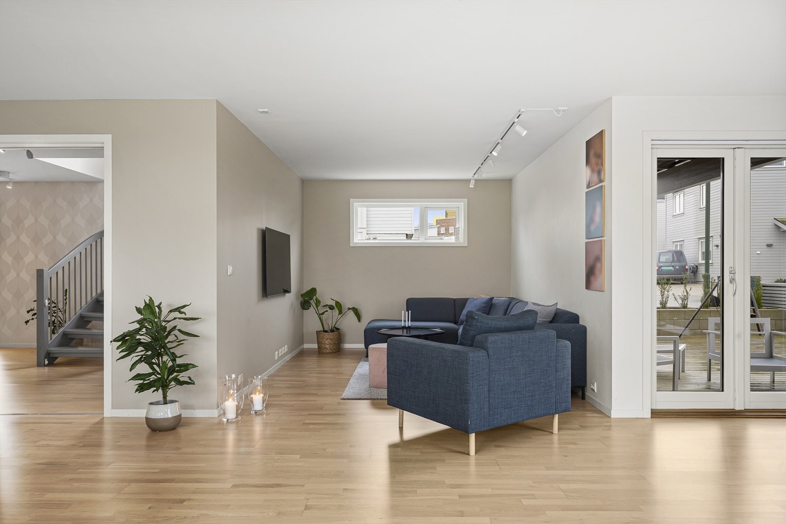 I stuen er det god plass til en egen TV-krok Galleribilde