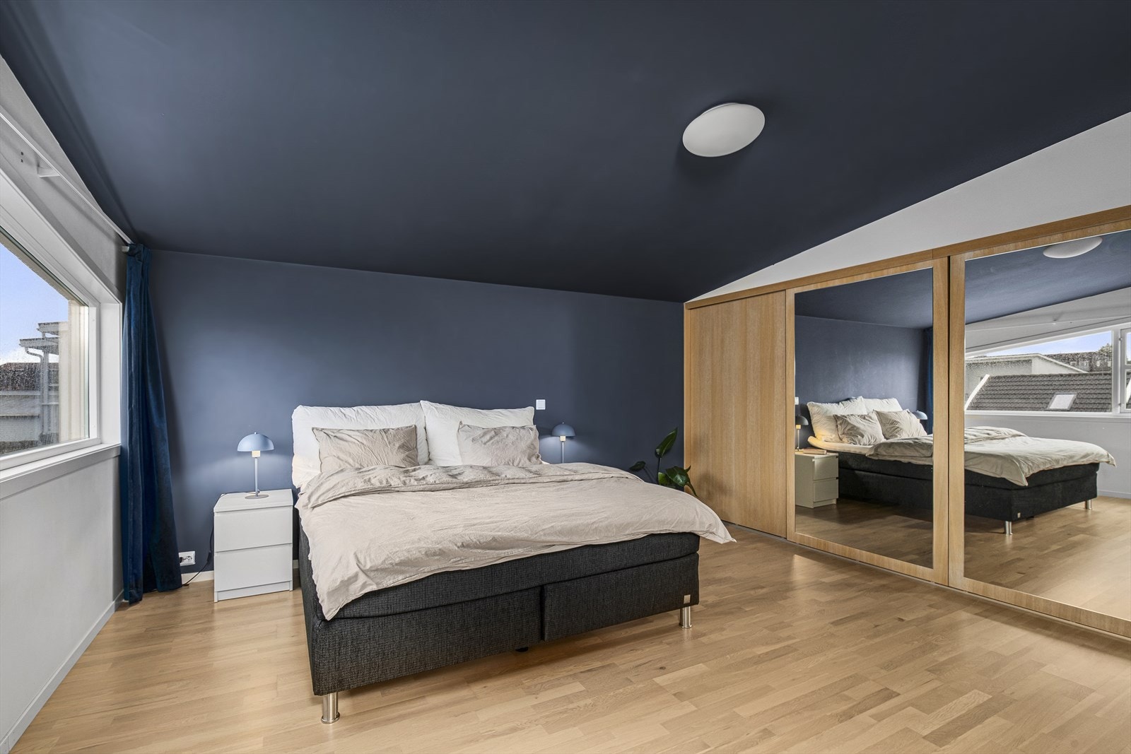 Her har man en stor, innebygd skyvedørsgarderobe Galleribilde