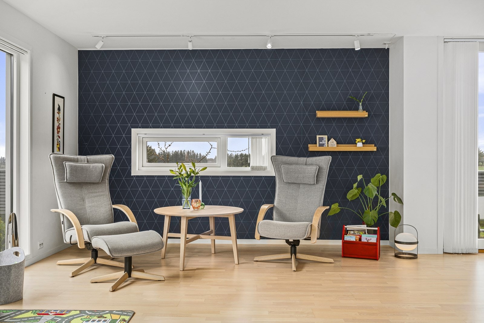 Utformingen på stuen gjør at en her har mange alternative møbleringsmuligheter. Galleribilde