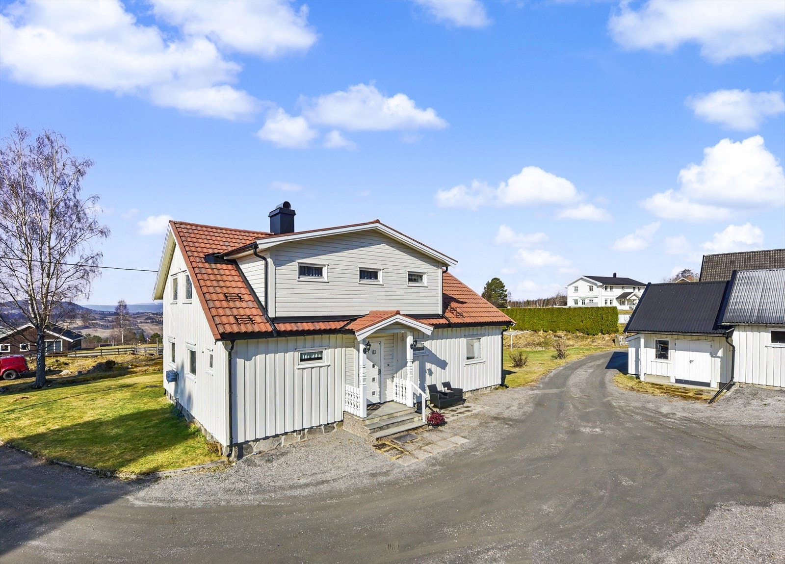 Oversikt over innkjøring og gårdsplass. Galleribilde
