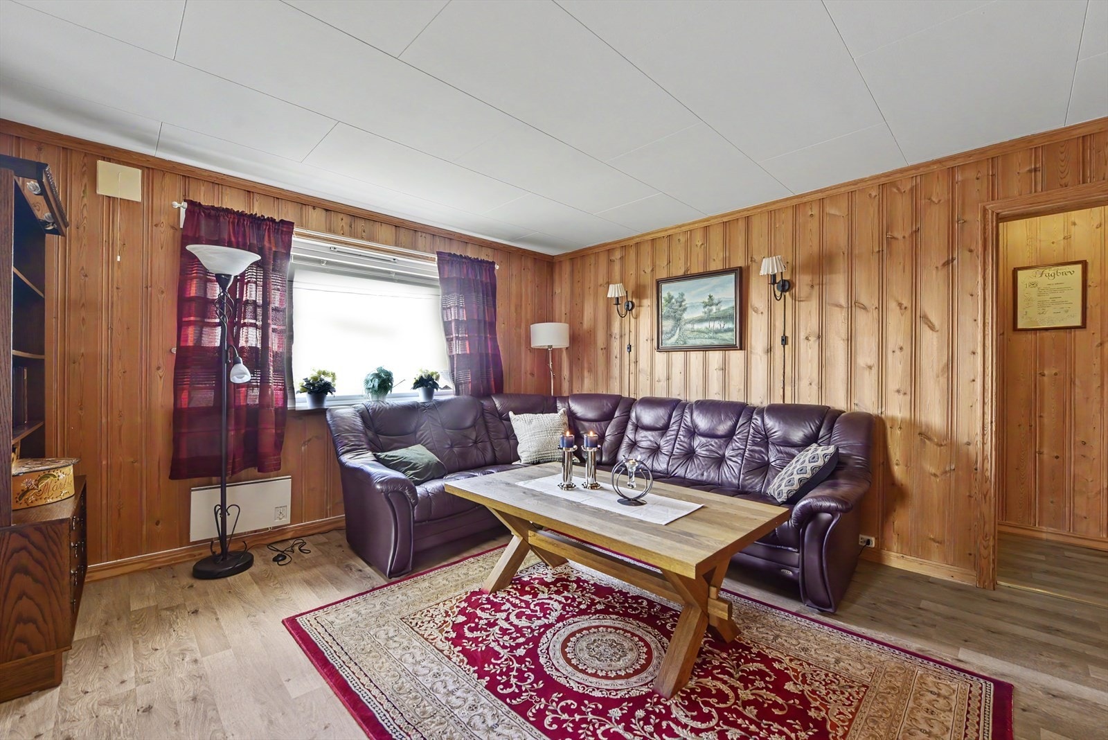 Stuen har god plass til en sofagruppe. Galleribilde
