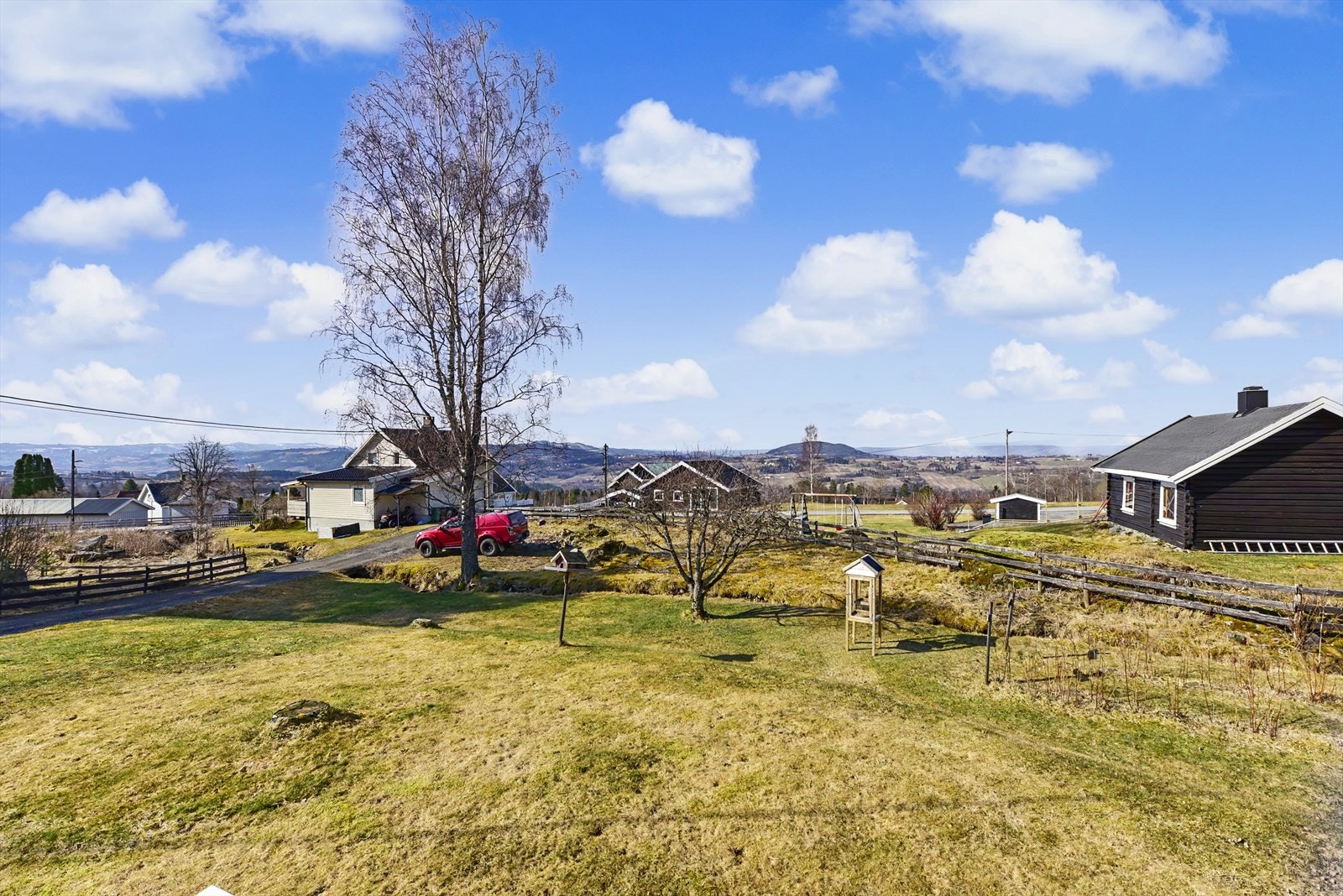 For den turglade er det kort vei til fine turstier og fiskevann på Øståsen, og Lygna Skisenter er kun en kort kjøretur unna. Galleribilde