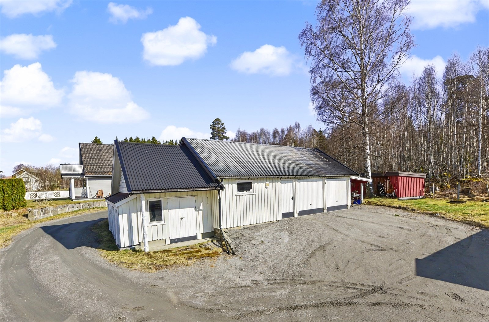 Garasjebygget har plass til flere biler og lagring. Galleribilde