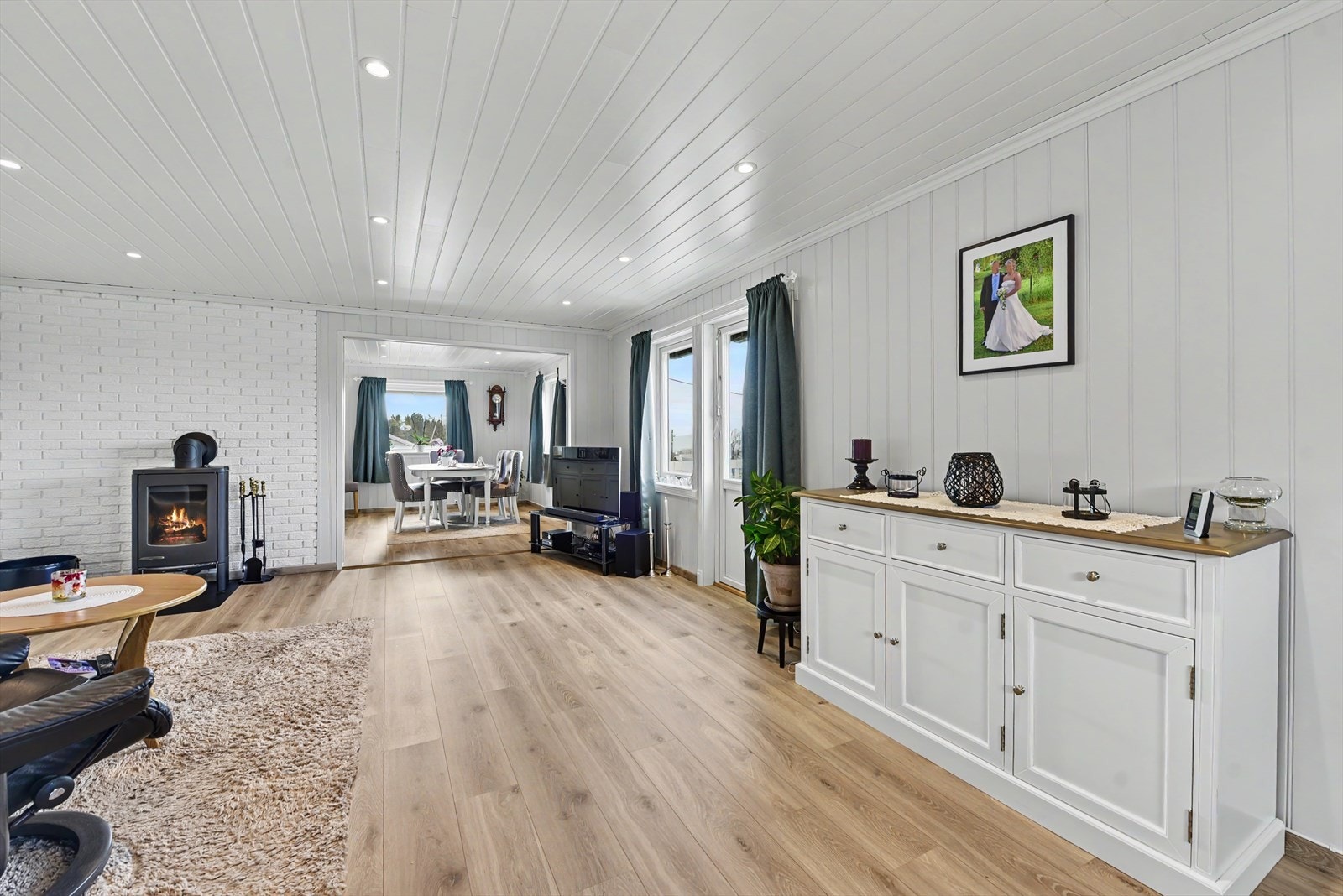 Fra stuen er det direkte utgang til en stor, vestvendt veranda. Galleribilde
