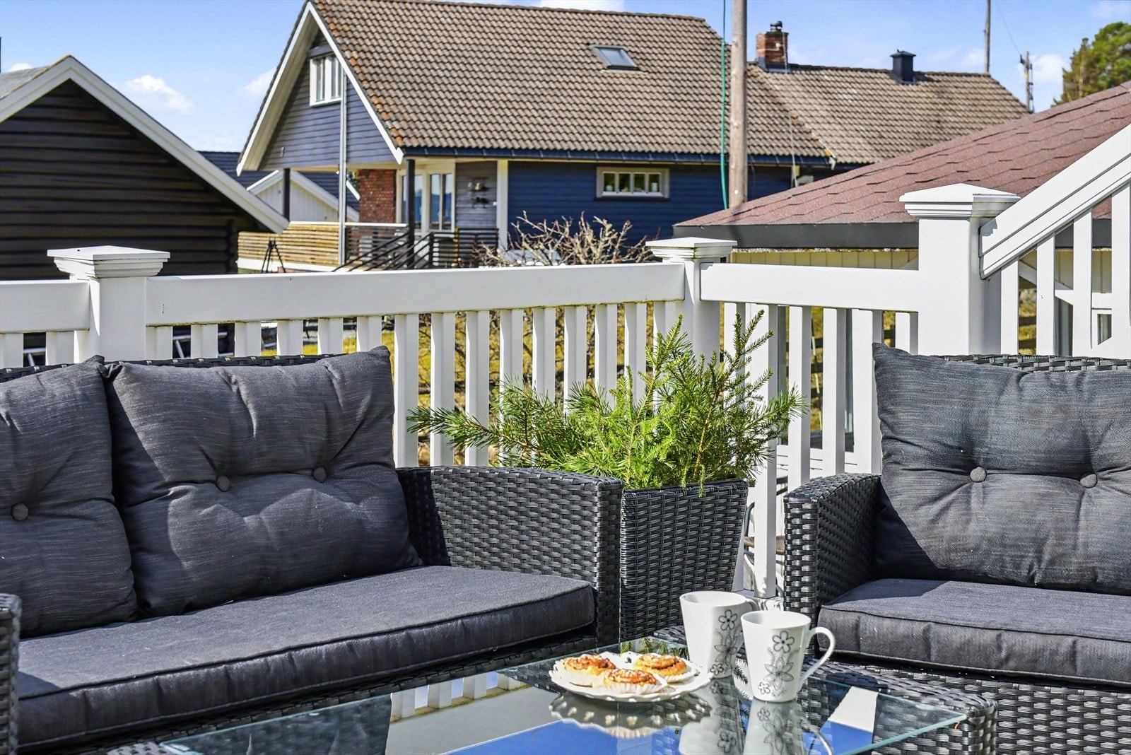 Den store verandaen har rikelig med plass for både sittegruppe og spisebord. Galleribilde