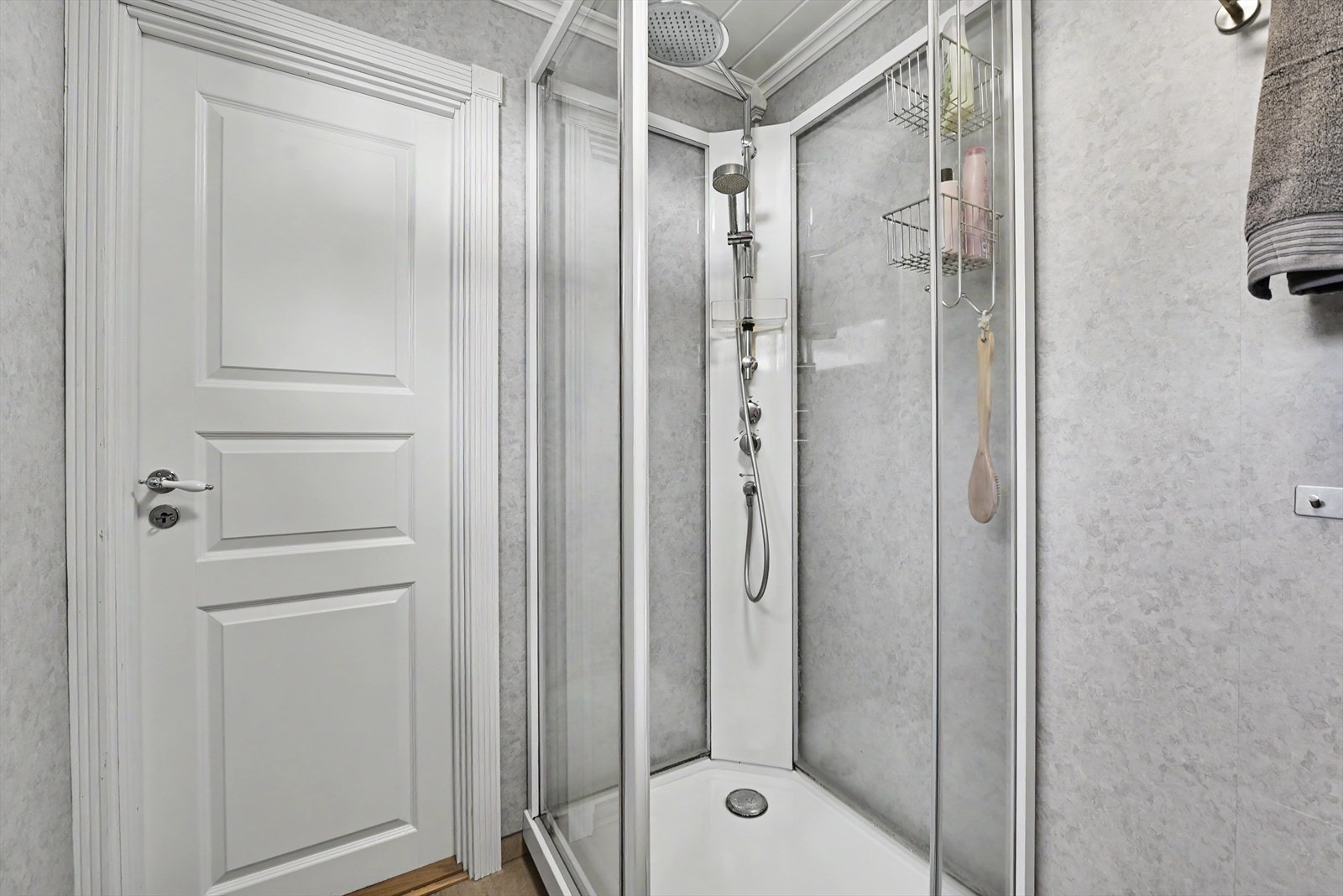 Badet er utstyrt med et moderne dusjkabinett. Galleribilde