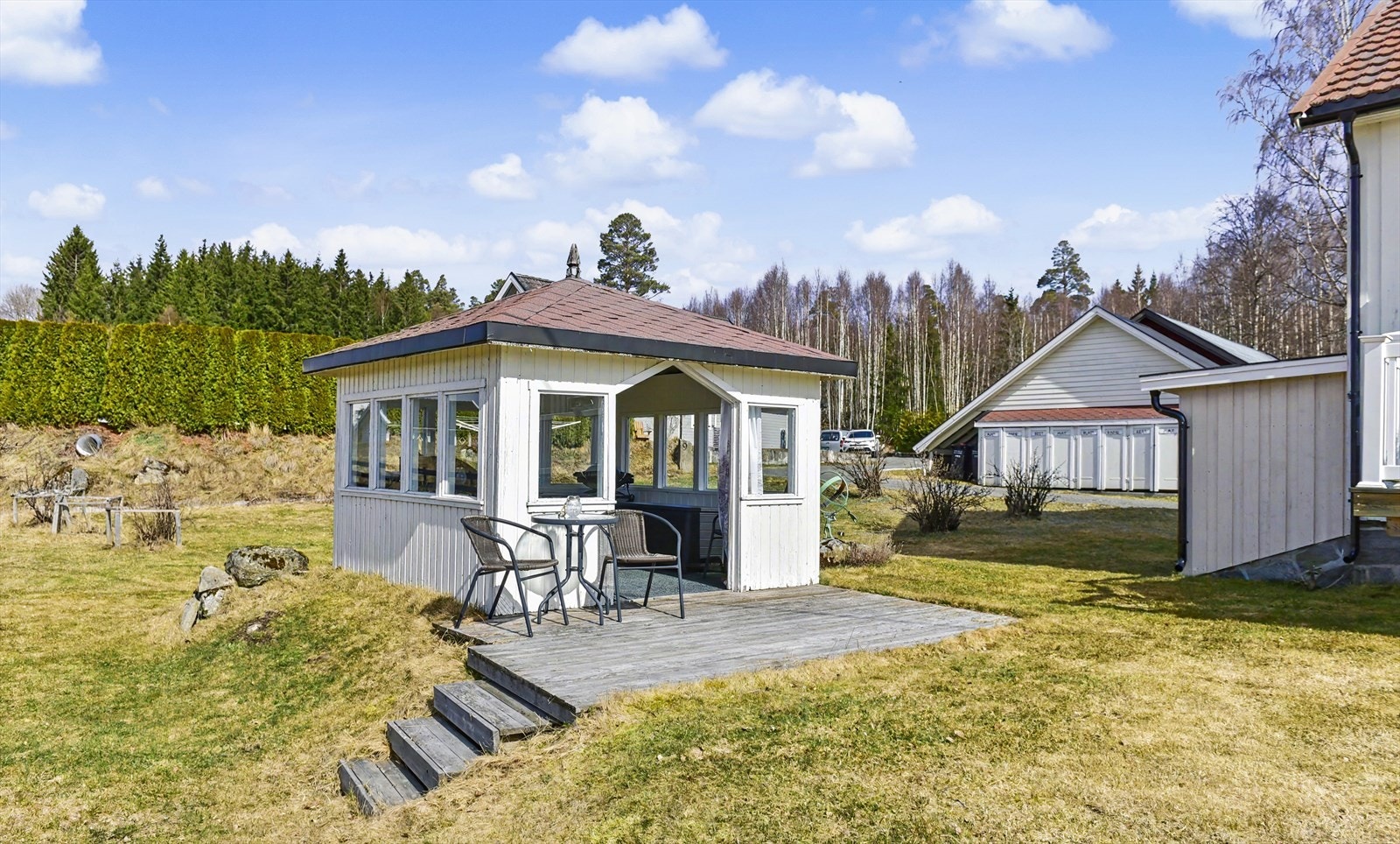 I hagen finner du et sjarmerende lysthus, en fin plass for en rolig stund. Galleribilde