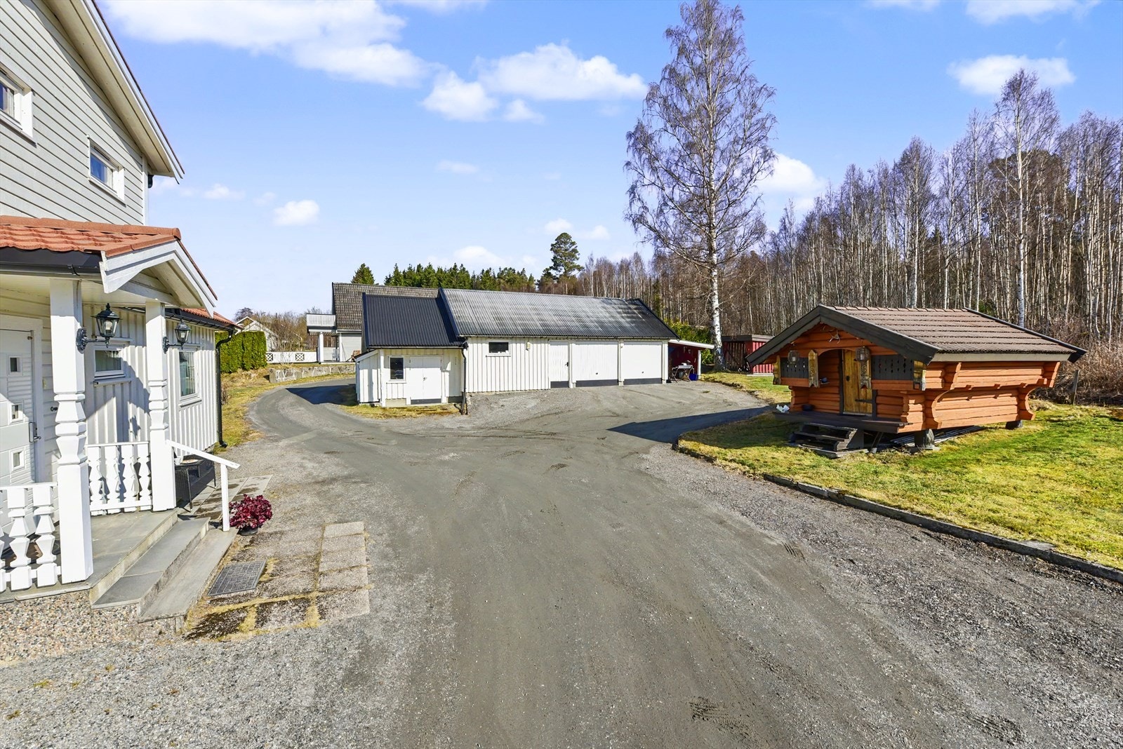 Stor gårdsplass med gode parkeringsmuligheter og garasjebygg. Galleribilde