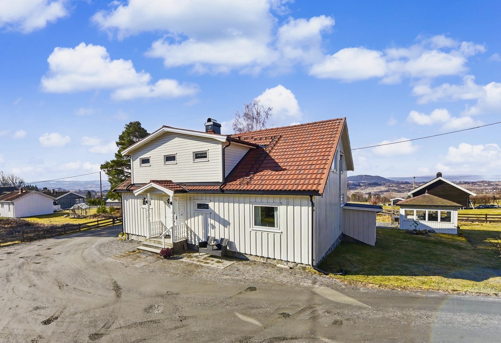 Boligen sett fra innkjørselen. Galleribilde