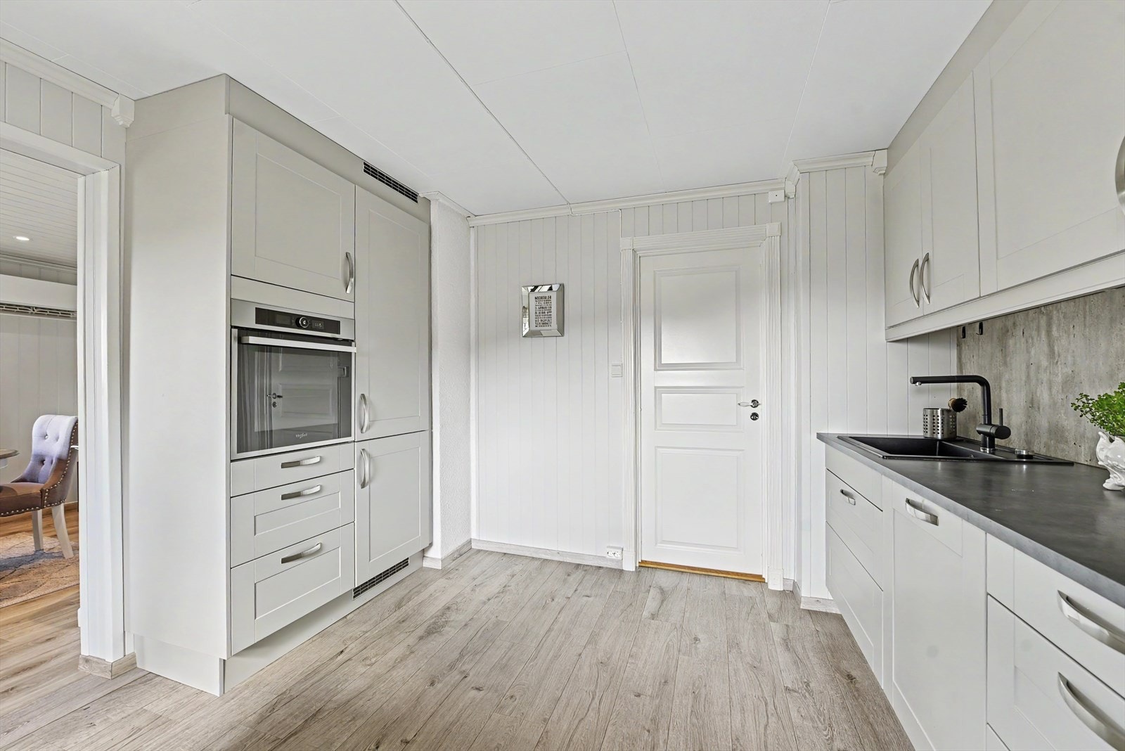 Kjøkkenet i første etasje har en moderne innredning med høyskap for stekeovn og rikelig med oppbevaringsplass. Galleribilde