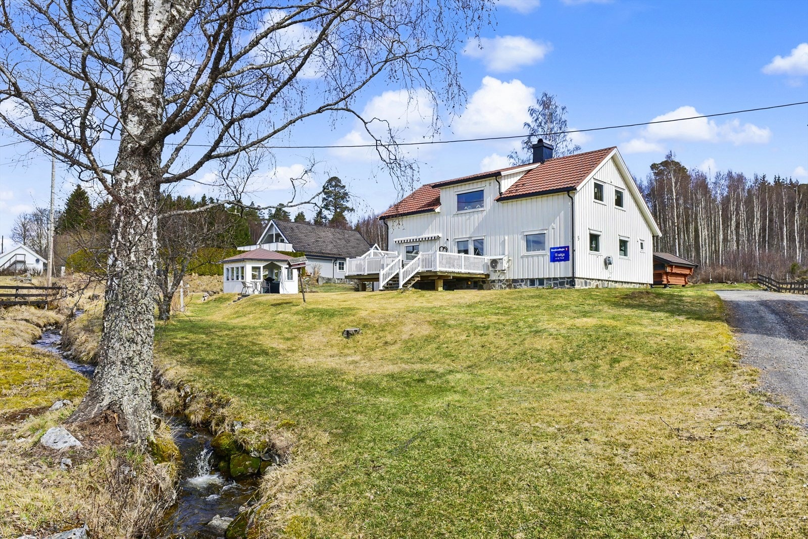 Eiendommen ligger i et landlig og fredelig miljø. Galleribilde
