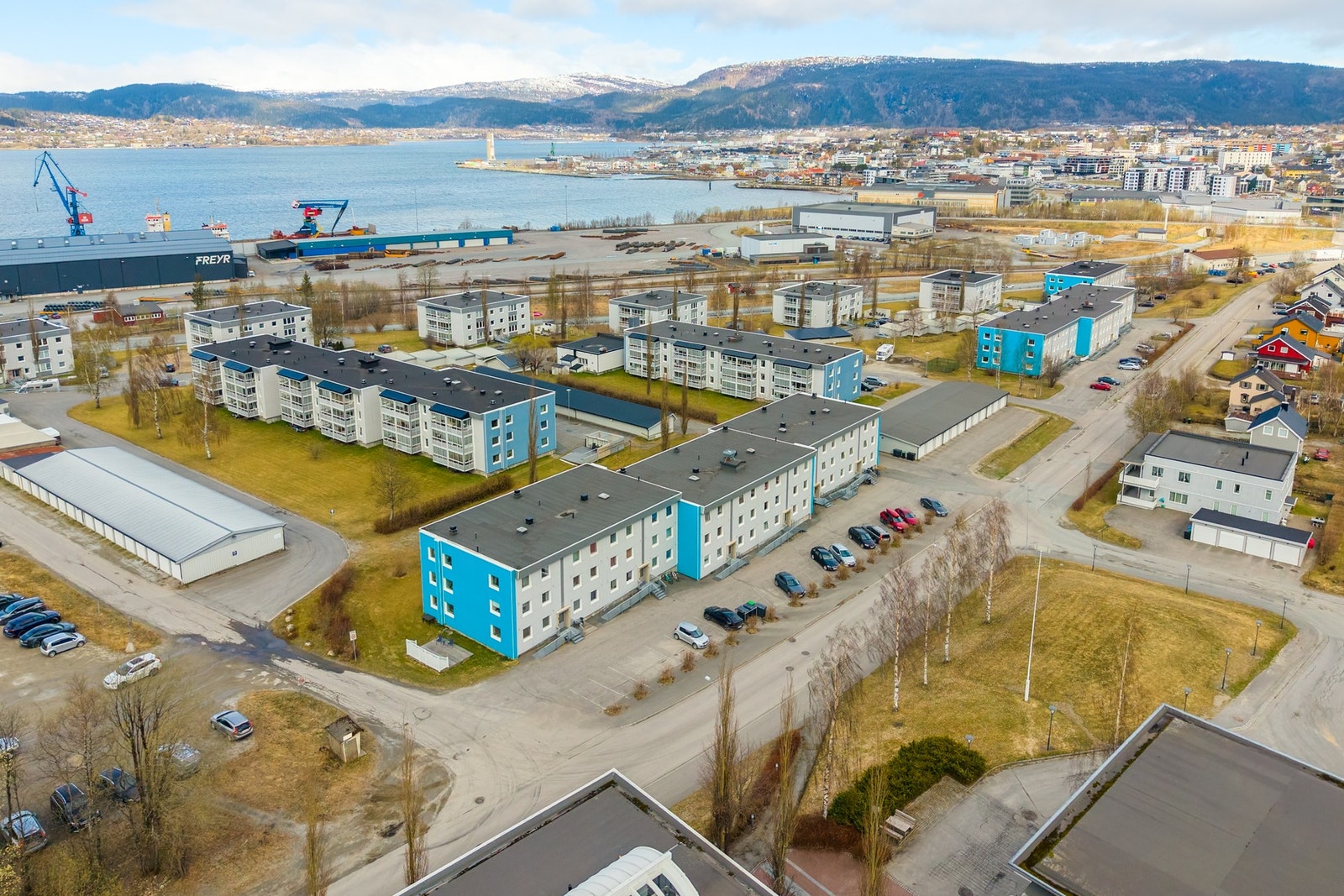 Borettslaget har stelte uteområder og felles terrasse. Kort vei til matbutikker og turstier. Galleribilde