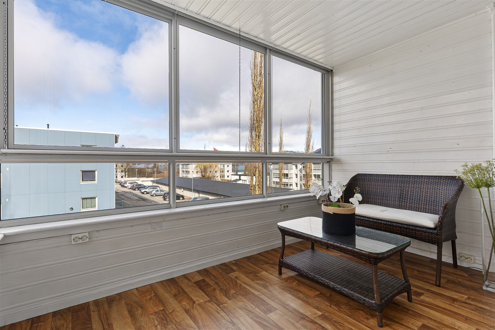 Innglasset balkong på 7 kvm, med utgang fra stuen. Galleribilde
