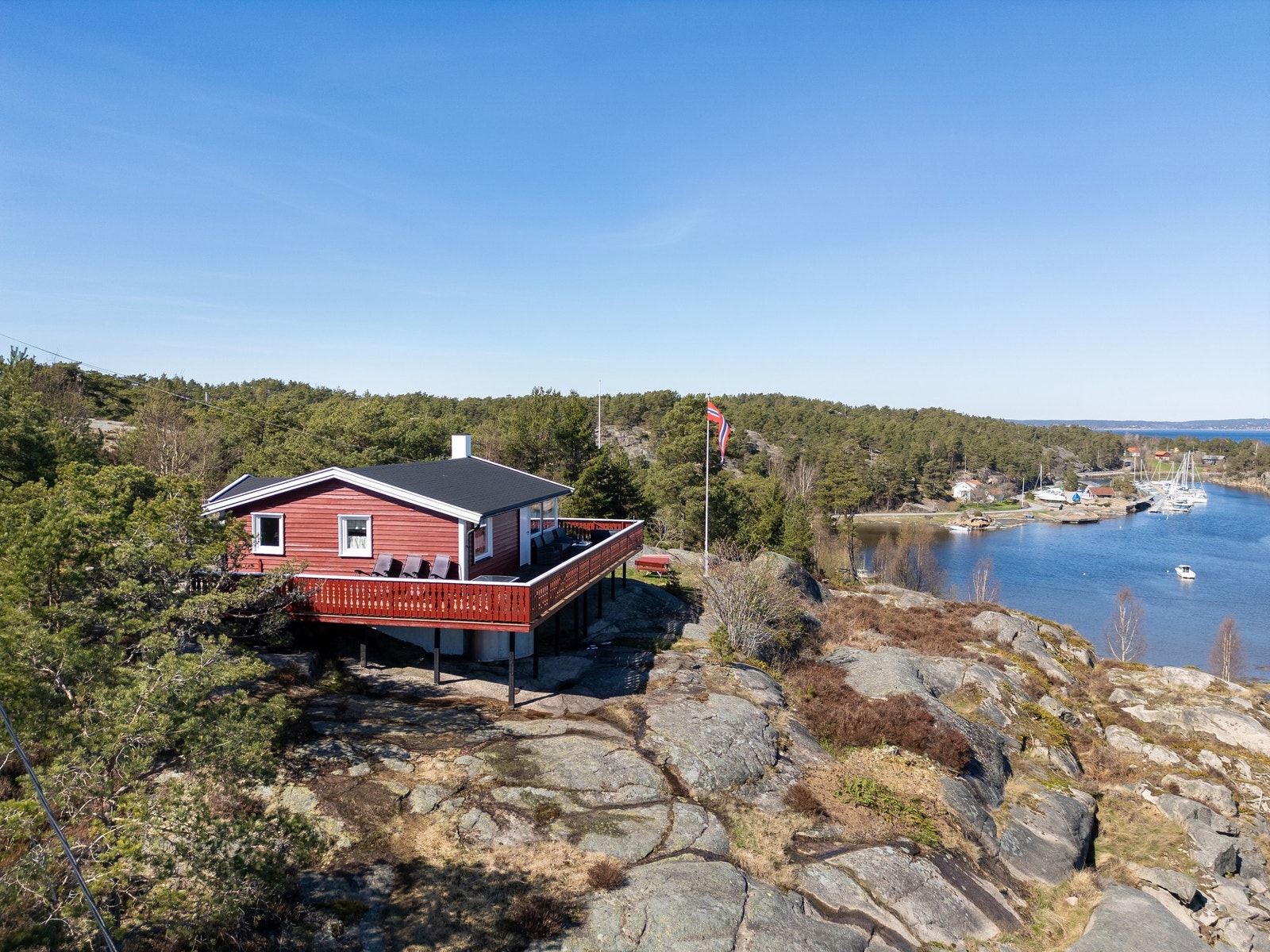 Adkomst til hytta skjer via trapp tilpasset terrenget, som er pent integrert i fjellet og gir en naturlig tilnærming til eiendommen Galleribilde