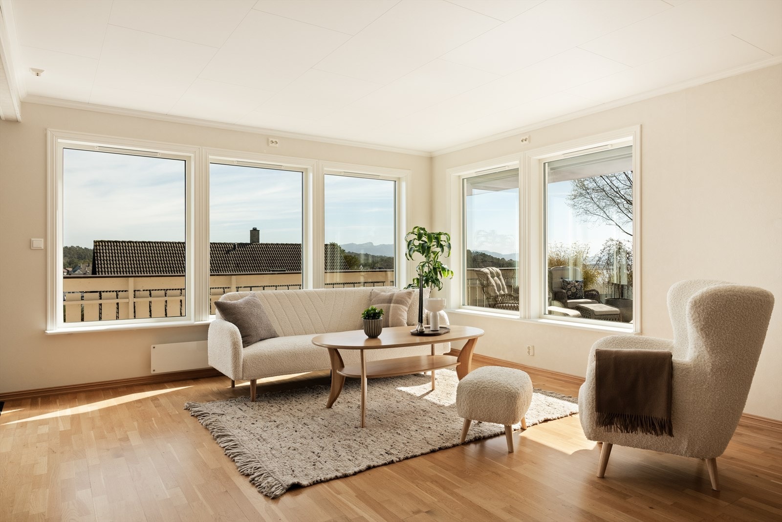 I stuen er det plass til både sitte- og spisegruppe Galleribilde