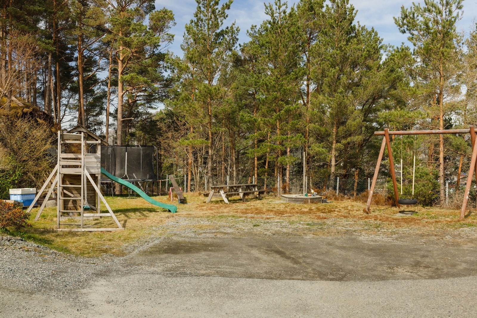 Lekeplass i nabolaget Galleribilde