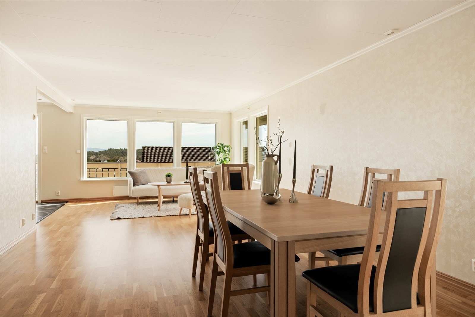 I stuen er det plass til både sitte- og spisegruppe Galleribilde