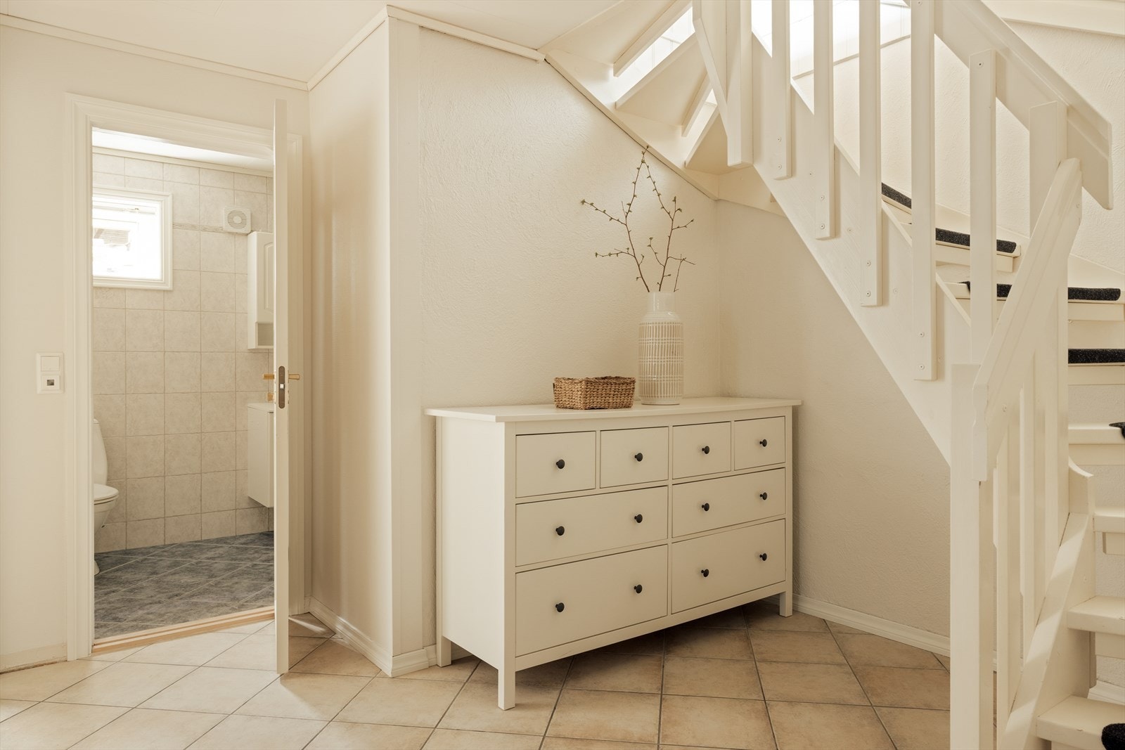 Her finner man hall med trapp, bad, to soverom, vaskerom og bod Galleribilde