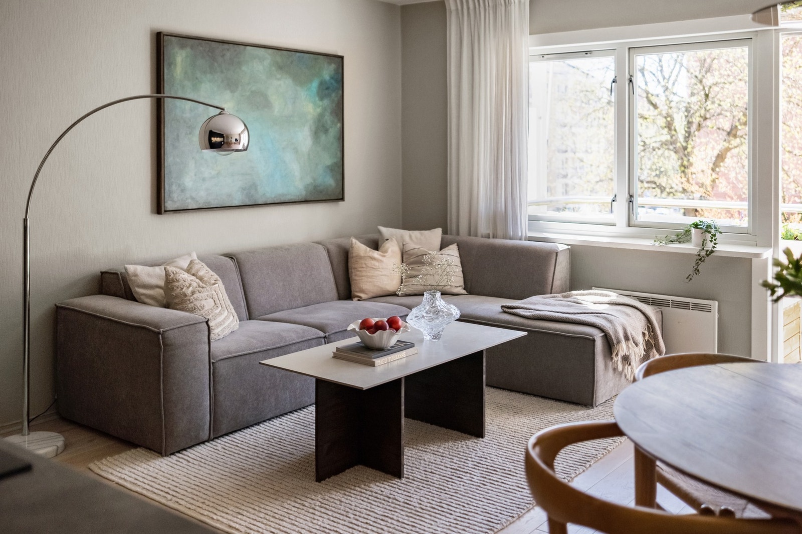 Vindusflater mot sydvest slipper inn rikelig med naturlig dagslys. Galleribilde