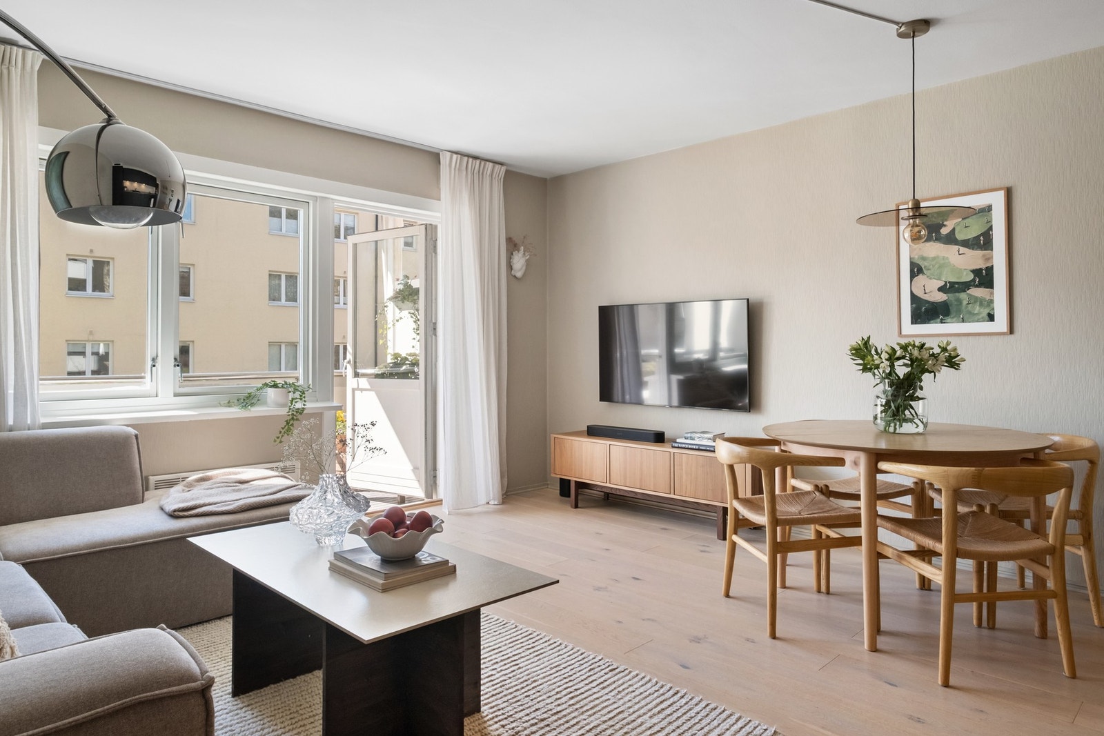 Stuen og balkongen vender mot rolige fellesarealer. Galleribilde