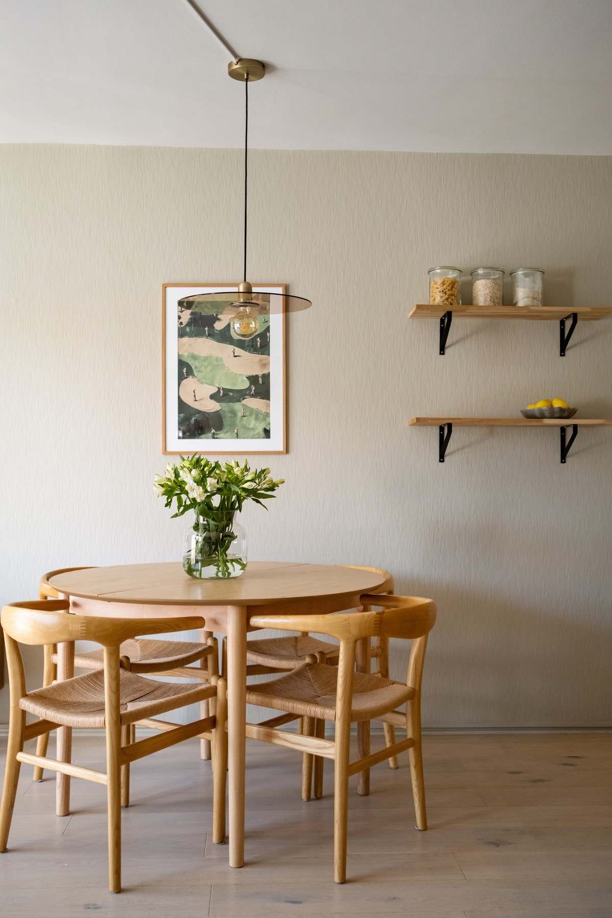 Det er plass til et eget spisebord i stuen. Galleribilde