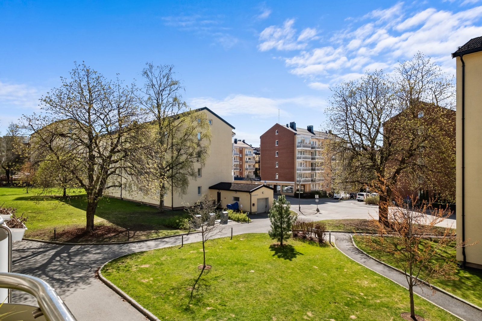 Balkongen vender mot rolige grøntarealer. Galleribilde