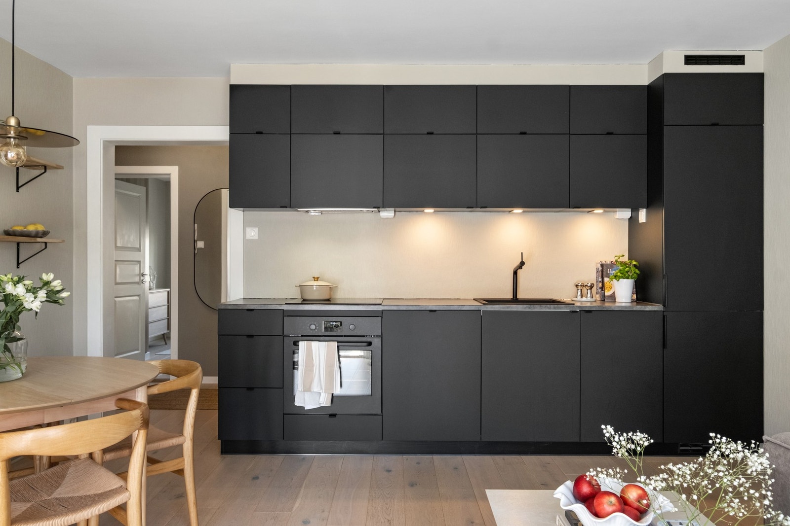 Kjøkkenet har fronter fra HTH. Hvitevarer og benkeplate er levert av Ikea. Galleribilde