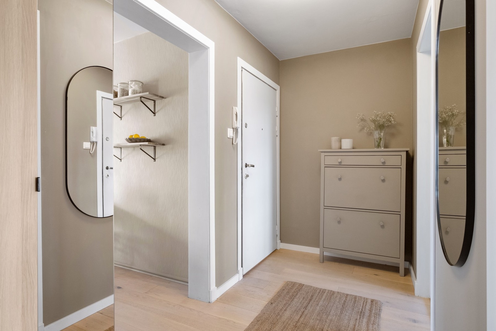 Entréen er romslig, med god plass for av- og påkledning. Galleribilde