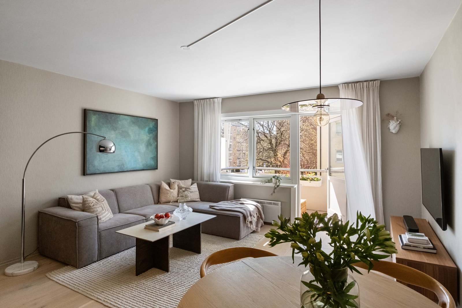 Boligen er holdt i delikate farger og har lune parkettgulv. Galleribilde