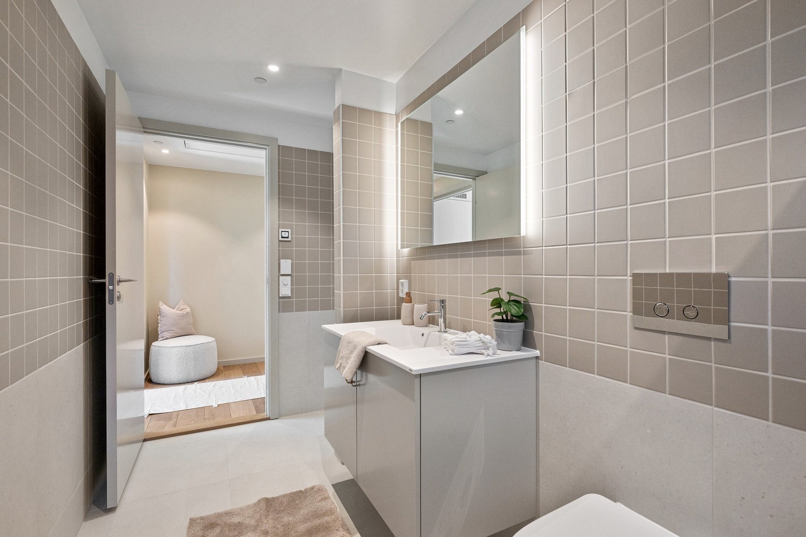 Badet er utstyrt med opplegg for vaskemaskin, mekanisk avtrekk og en praktisk dusjnisje med ettgreps dusjarmatur og to dusjhoder (hånddusj og regnfallsdusj). Galleribilde