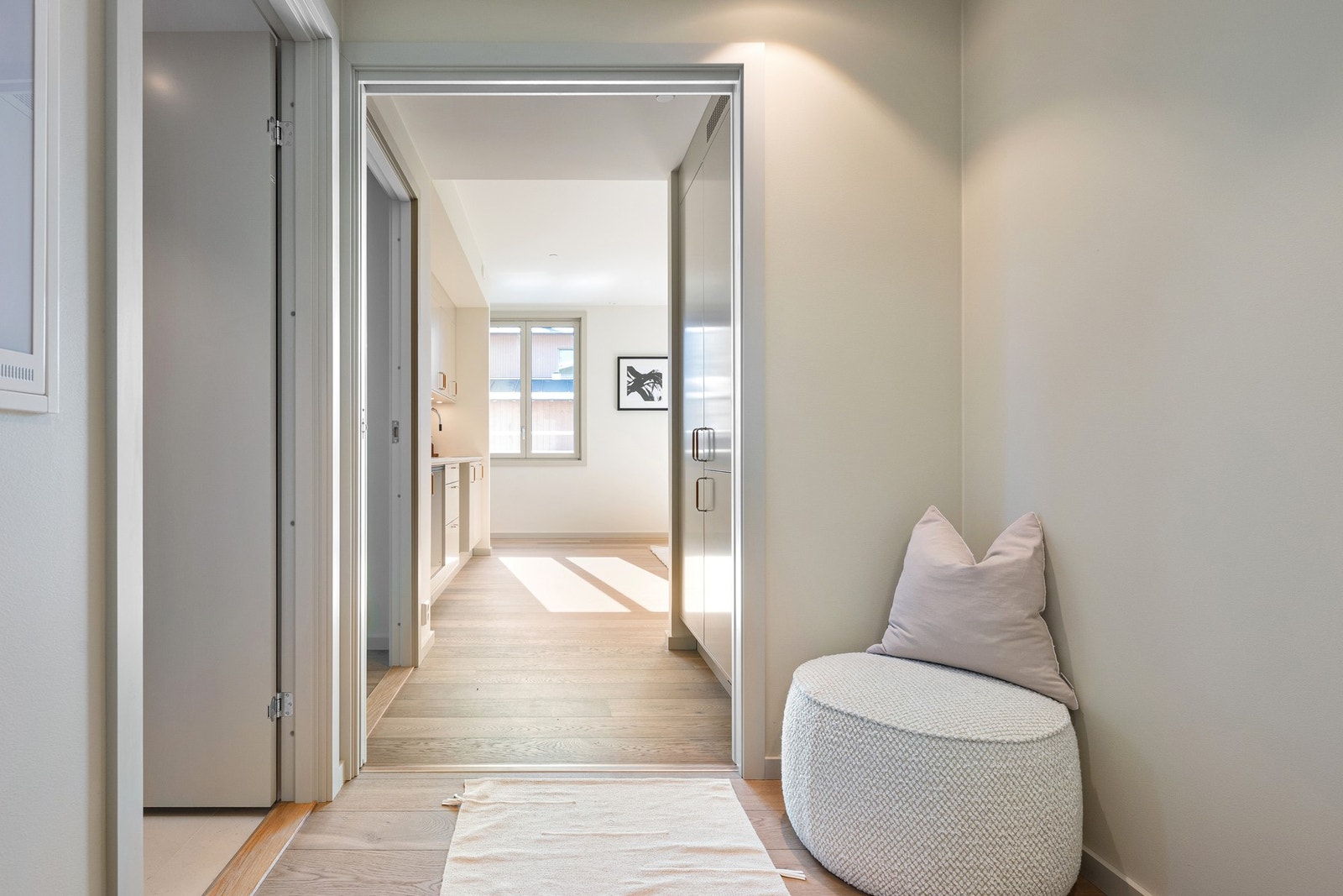 Velkommen inn - Leiligheten har en attraktiv intern beliggenhet i byggets 2. etasje med heisadkomst. Galleribilde