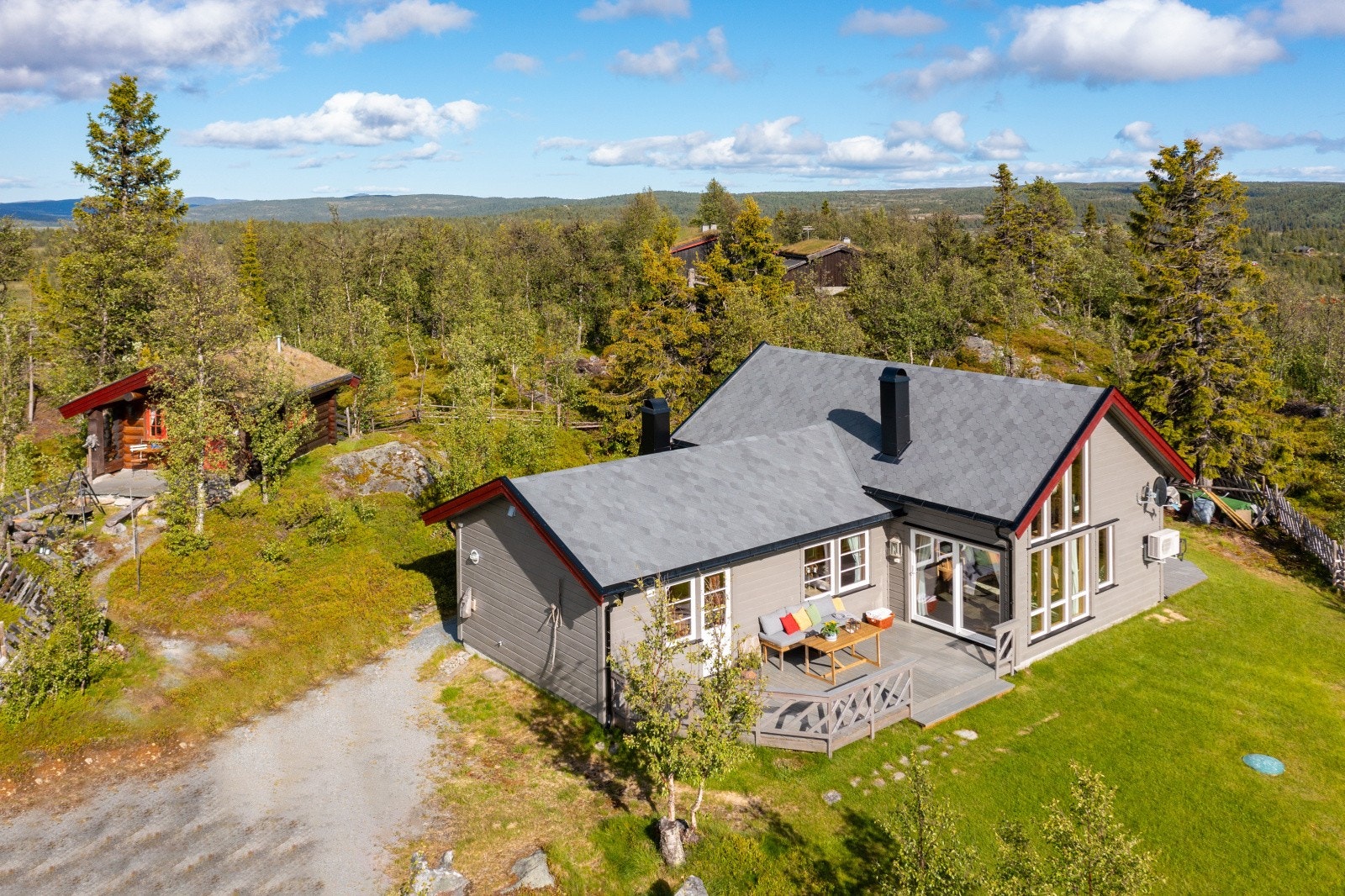 Dronebilde sett fra vest med tømmerannekset Galleribilde