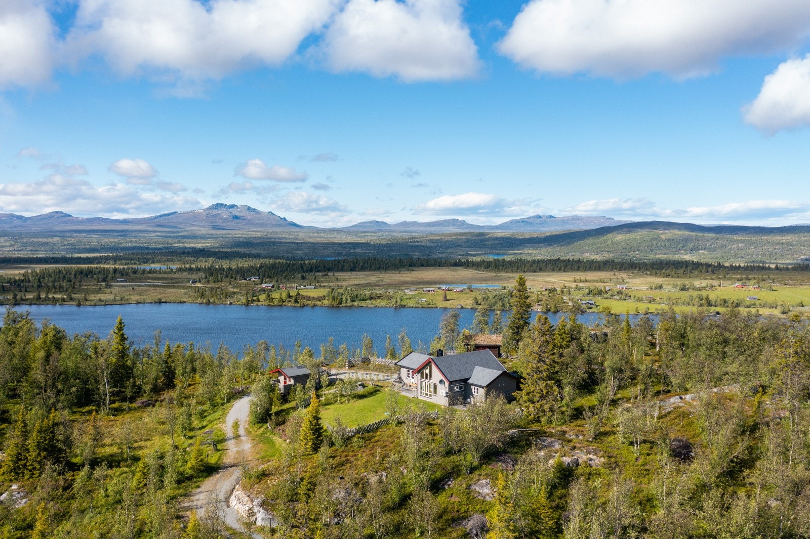 Vangsjøen og stølene på Bukono med Skaget i bakgrunnen Galleribilde