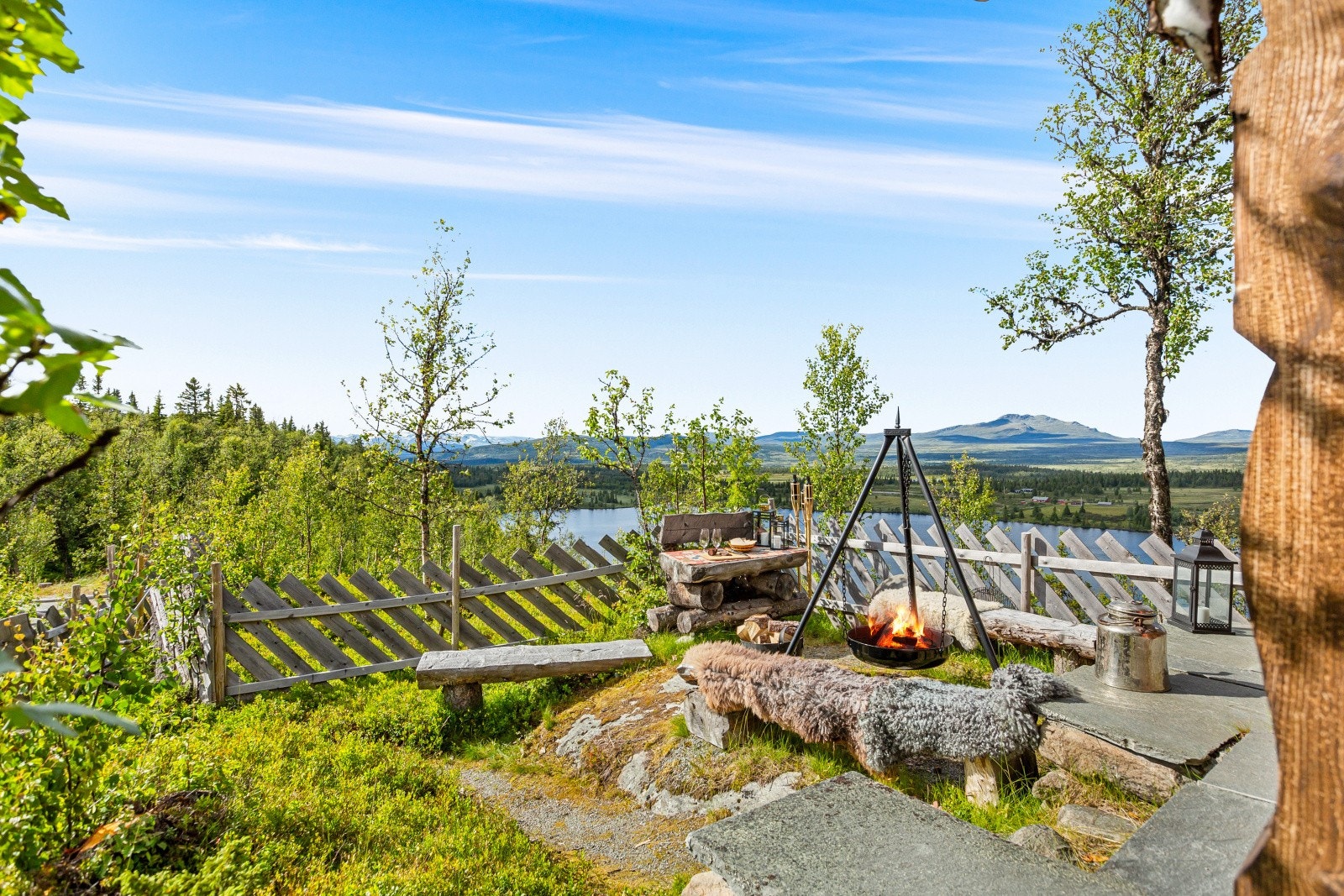 Utsikten mot Skaget og Jotunheimen utenfor tømmerannekset Galleribilde