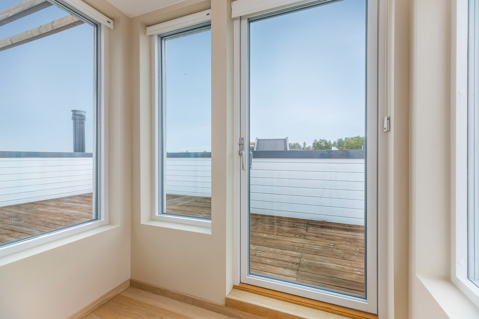 I boligens tredje etasje er det et trapperom med utgang til takterrassen. Galleribilde