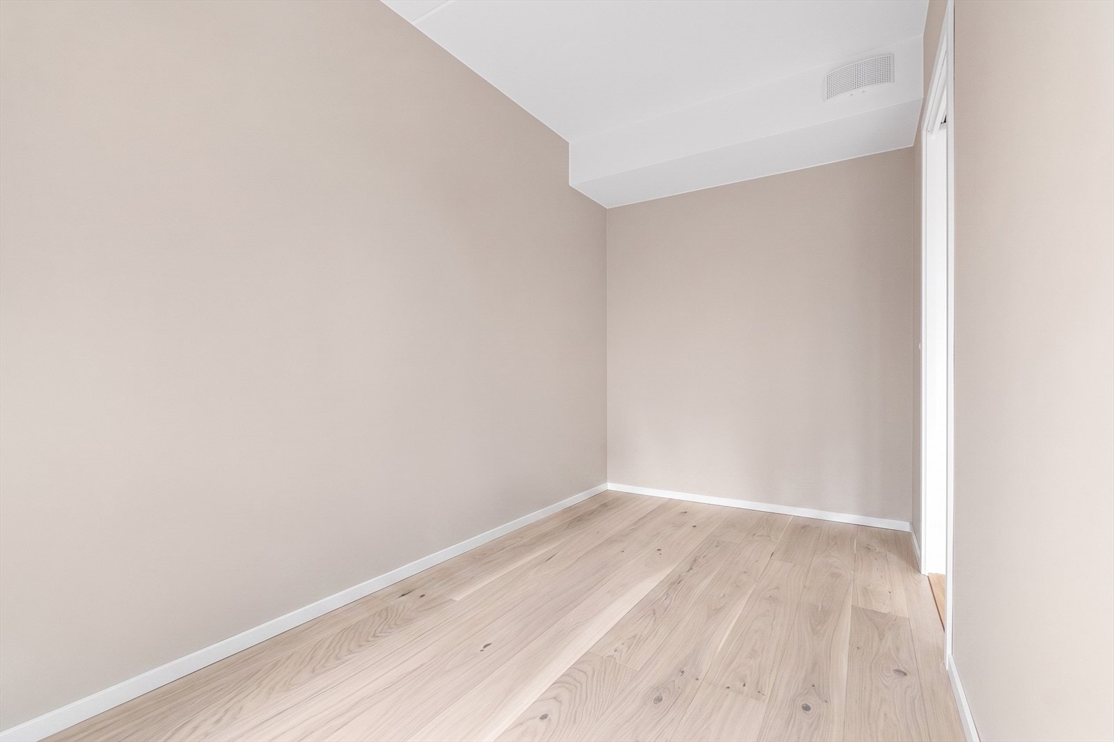 Ca. 8,4 kvm soverom m. plass til dobbeltseng og garderobe. Fotoet av leiligheten er redigert med KI. Avvik vil forekomme. Galleribilde
