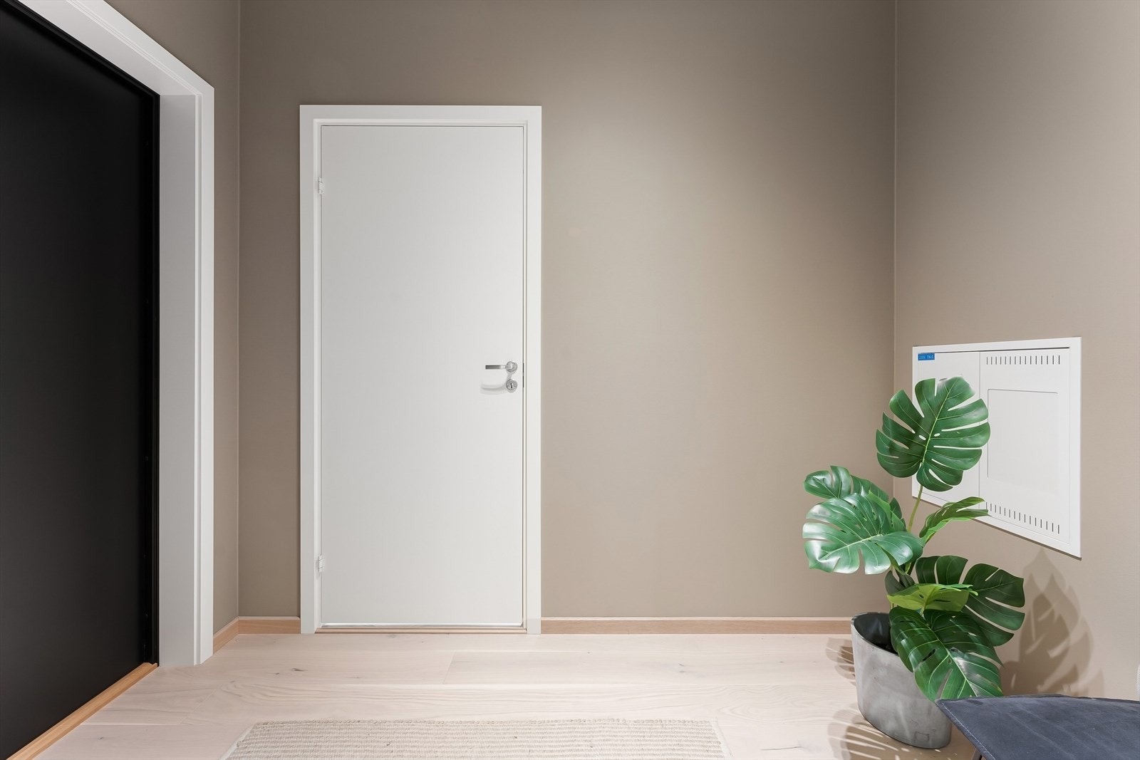 Fin entré m. plass til garderobe, klær og sko. Porttelefon. Illustrasjonsbilde fra annet prosjekt. Galleribilde