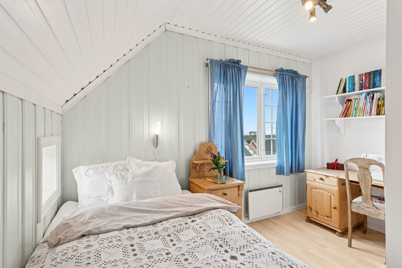Boligen har totalt fire soverom, fordelt på andre etasje og loft. Galleribilde