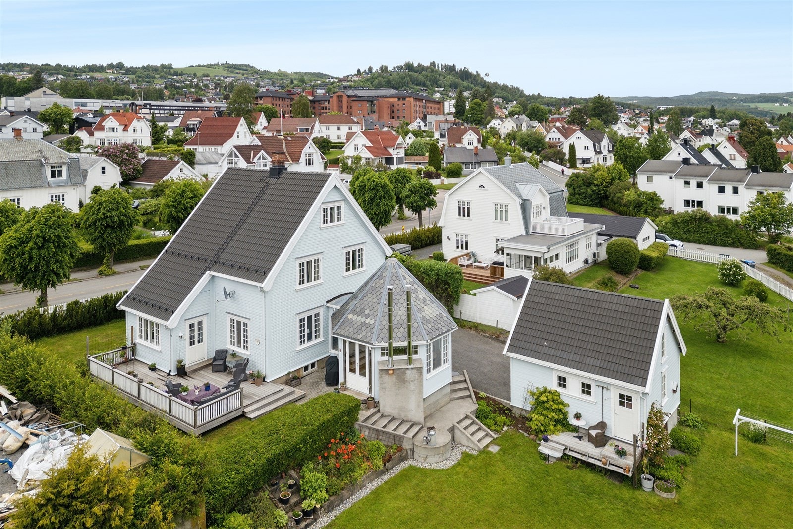Eiendommen er komplett med både dobbelgarasje og en sjarmerende lekestue i hagen. Galleribilde