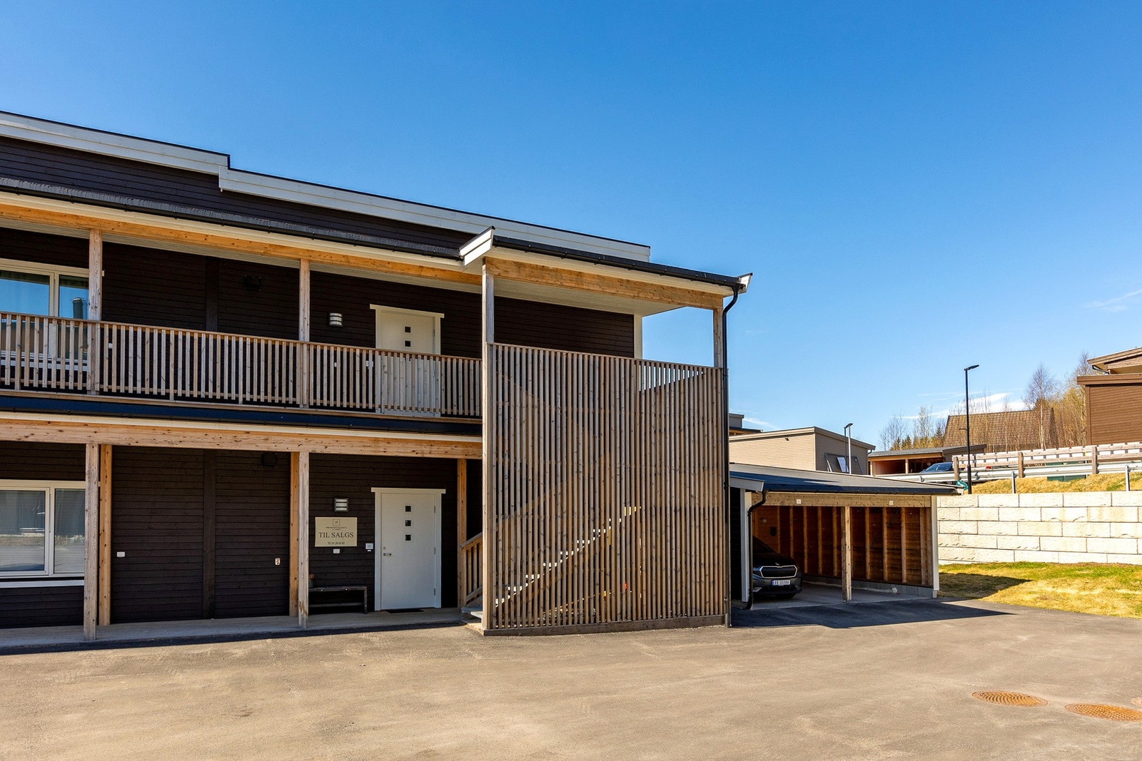 Enkel adkomst fra carport og inn til leiligheten. Galleribilde