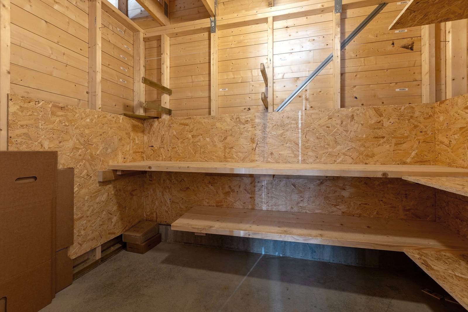 Romslig og praktisk sportsbod bak carporten. Galleribilde