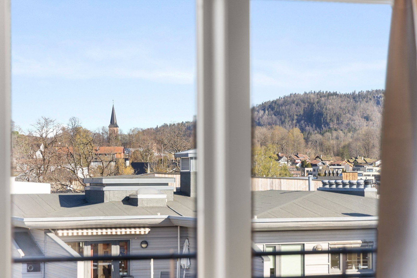Utgang til balkong fra stuen. Galleribilde