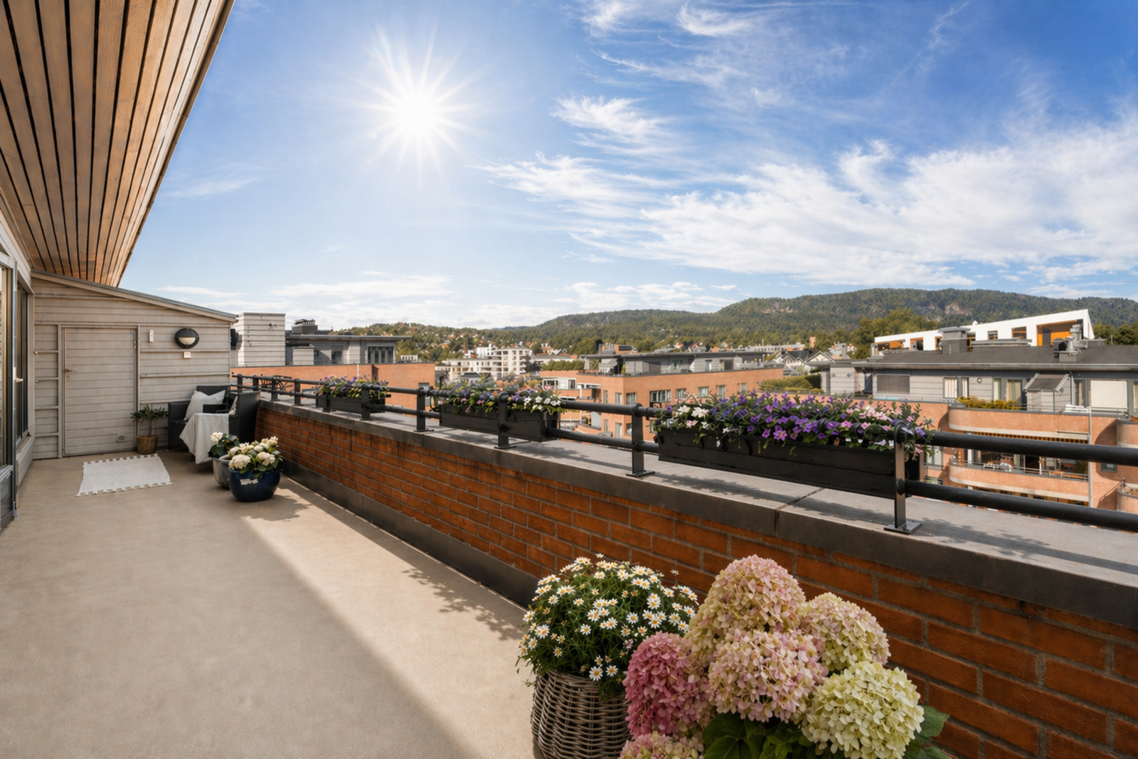 Her er det god plass til flere sittegrupper og gode solforhold. Galleribilde
