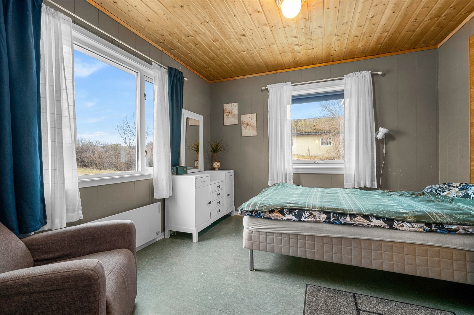 Alle soverommene har godt med naturlig lys-innslipp. Galleribilde