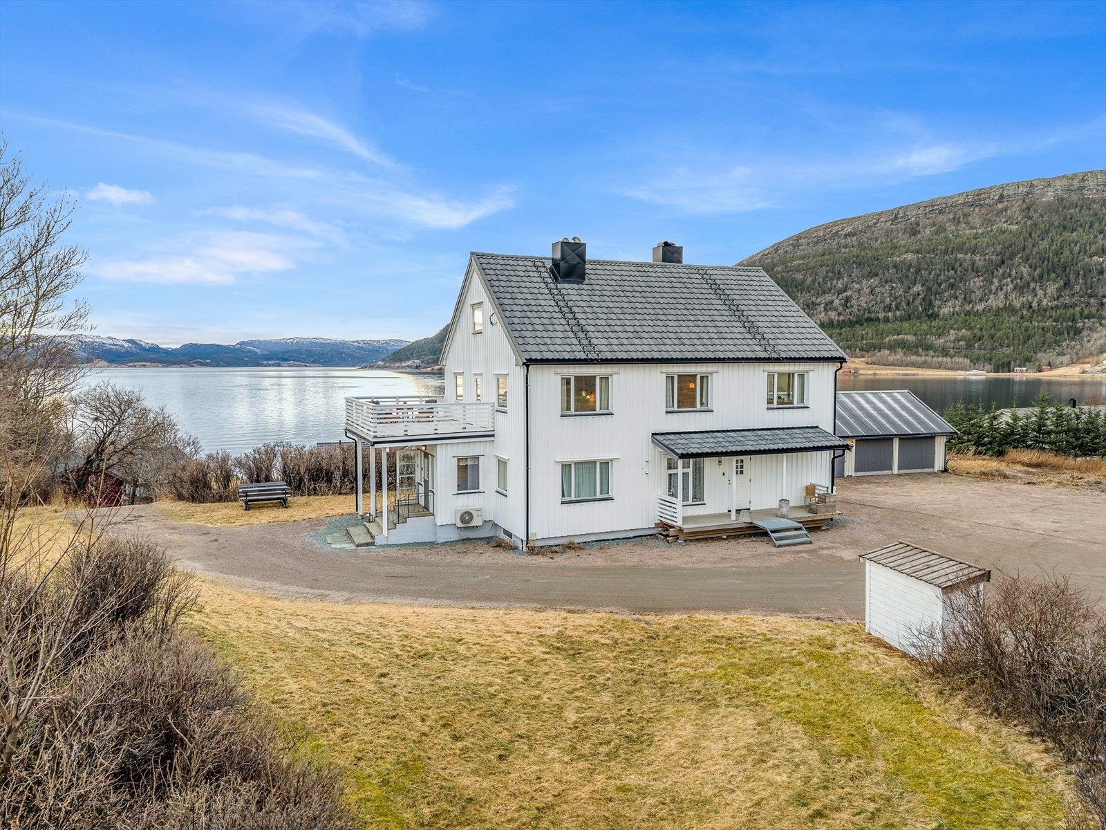 Hele boligen er også etterisolert og har fått ny kledning og noen nye vinduer. Galleribilde